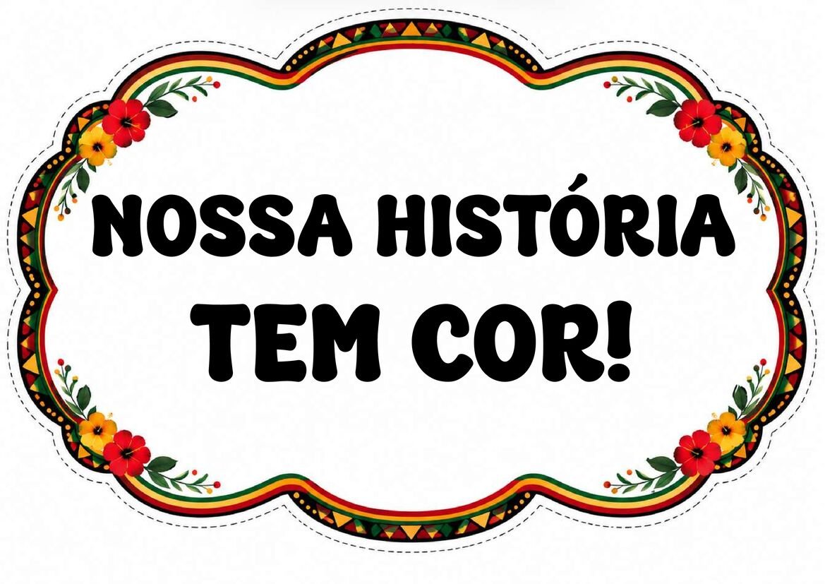 Plaquinha “Nossa história tem cor!”, com letras pretas, fundo branco e moldura floral em vermelho, amarelo, verde e preto.